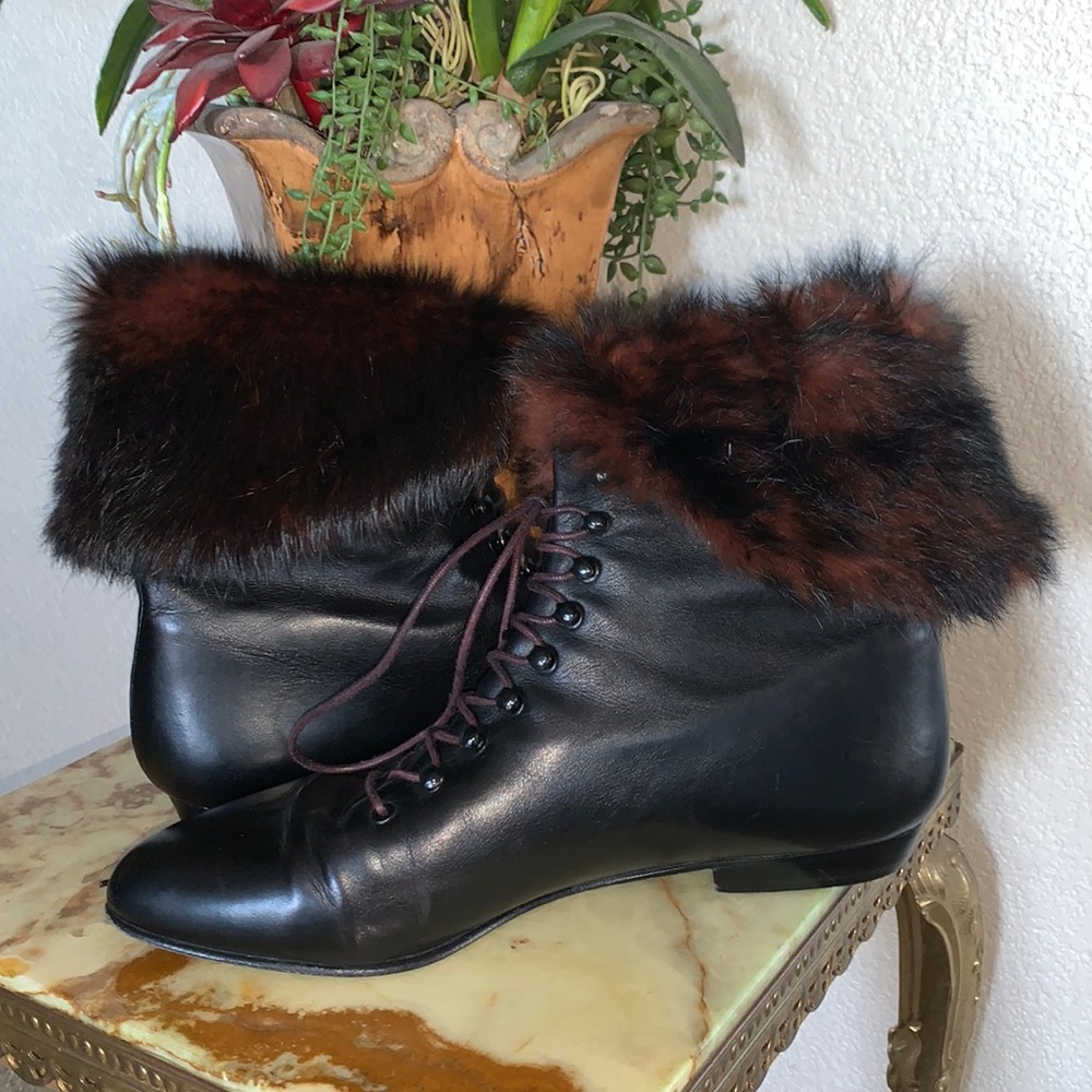 ROBINSON’S Black leather lace-up boots, wide brown fur at top, flat heel. 9 EUC